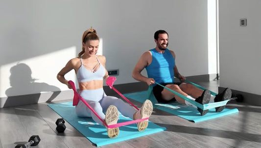 Two athletes performing RB Seated Row with resistance bands – back strengthening exercise | Direnç bandı ile RB Seated Row yapan iki sporcu – sırt güçlendirme egzersizi | Fitinsane