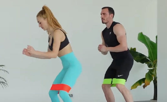 Kadın ve erkek direnç bandı ile lateral walk egzersizi yapıyor | Man and woman doing resistance band lateral walk exercise.