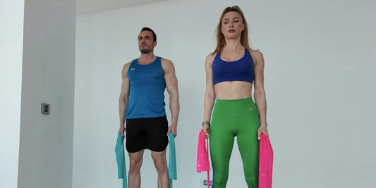 Two athletes performing RB Deadlift with resistance bands – glute & hamstring strengthening exercise | Direnç bandı ile RB Deadlift yapan iki sporcu – kalça ve hamstring güçlendirme egzersizi | Fitinsane