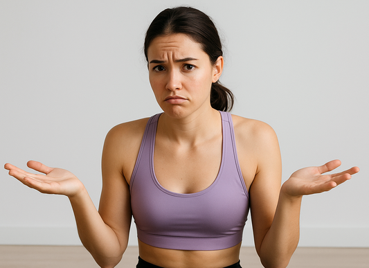 A confused woman sitting on a yoga mat wondering why she sees no progress from home workouts – Evde spor yapmasına rağmen gelişim göremeyen kadının ifadesi.