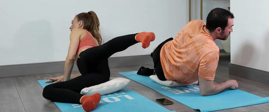 Kadın ve erkek side lying leg raise yapıyor | Man and woman doing side lying leg raise exercise.