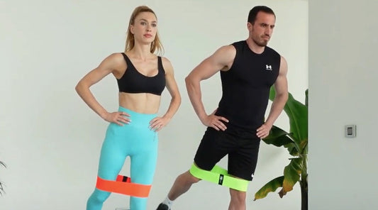 Kadın ve erkek direnç bandı ile standing glute kickback egzersizi yapıyor | Man and woman performing standing resistance band glute kickback exercise.