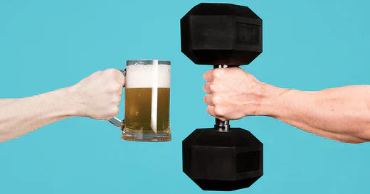 One hand holding a dumbbell and the other holding a beer bottle — symbolizes the contrast between fitness and alcohol. | Bir elde dambıl, diğerinde bira şişesi — spor ve alkol arasındaki zıtlığı simgeliyor.