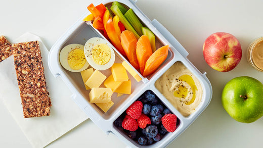 Yumurta, peynir, elma, humus, orman meyveleri, salatalık ve havuç içeren sağlıklı bir sabah kahvaltısı – Healthy breakfast plate with egg, cheese, apple, hummus, berries, cucumber, and carrot