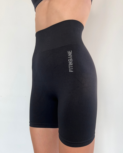 Close-up front view of seamless leggings – waist to knee