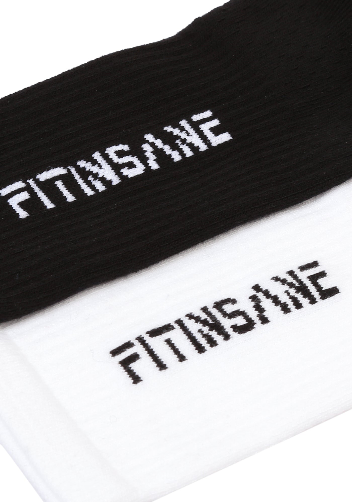 Fitinsane Siyah ve Beyaz Çoraplar – logo detayı yakın çekim